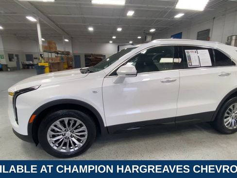 Used 2024 Cadillac XT4 Premium Luxury w/ Cold Weather Package AWD/4WD image 6