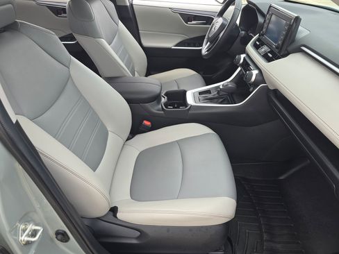 Used 2022 Toyota RAV4 XLE Premium image 31
