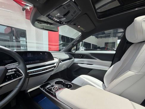 Used 2024 Cadillac Lyriq Luxury AWD/4WD image 28