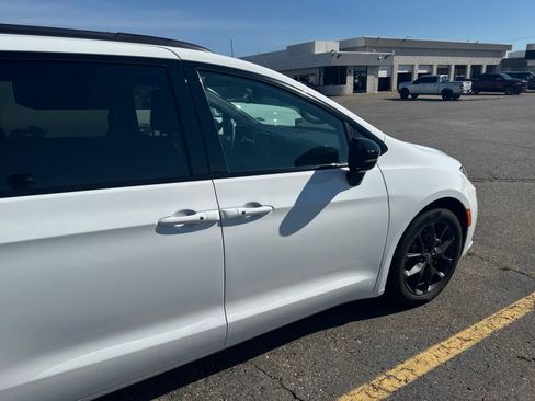 Used 2025 Chrysler Pacifica Limited FWD image 11