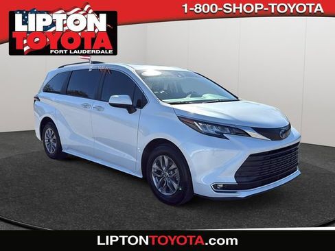 Used 2022 Toyota Sienna XLE image 1