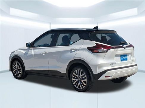 Used 2023 Nissan Kicks SV FWD image 3