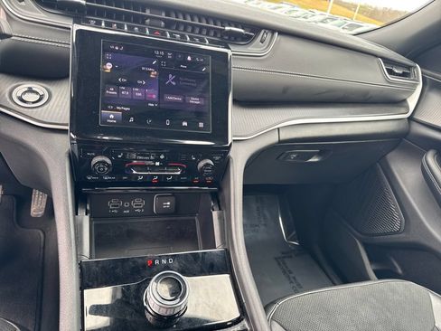 Used 2025 Jeep Grand Cherokee Altitude AWD/4WD image 25