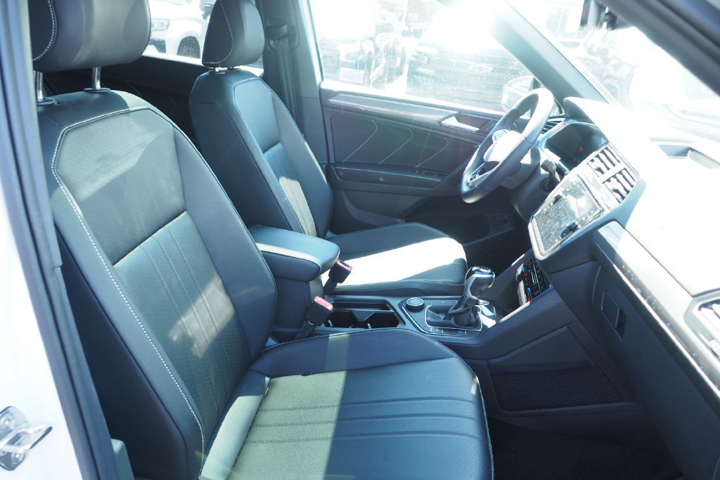 Used 2024 Volkswagen Tiguan SE R-Line AWD/4WD image 17