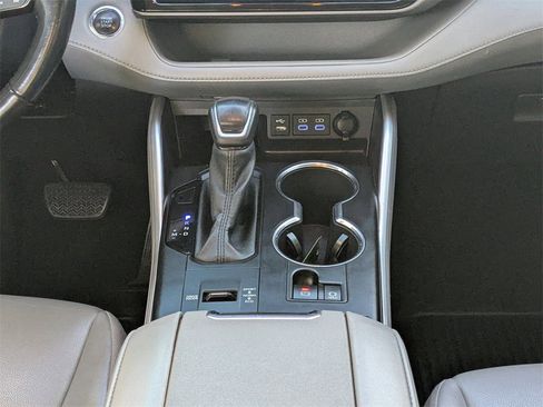 Used 2022 Toyota Highlander XLE image 19