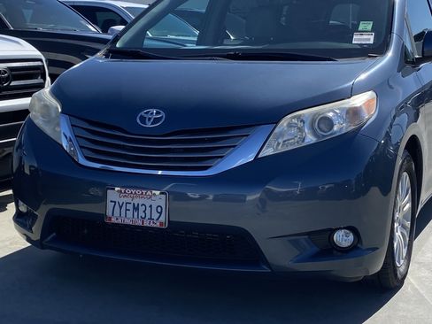 Certified 2017 Toyota Sienna XLE Premium image 7