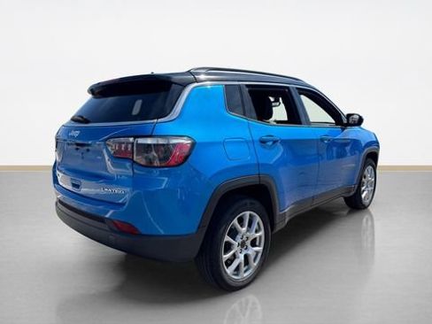 Used 2025 Jeep Compass Limited AWD/4WD image 3