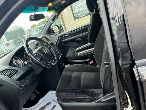 Used 2017 Dodge Grand Caravan SE image 9