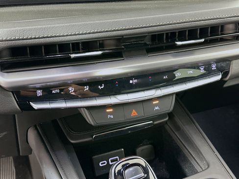 Used 2024 Cadillac XT4 Premium Luxury image 22