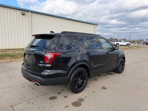 Used 2017 Ford Explorer Sport image 3