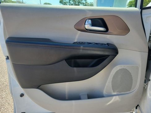 Used 2017 Chrysler Pacifica Touring-L Plus FWD image 19