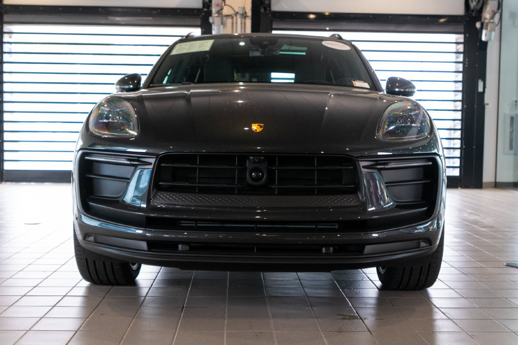 Certified 2026 Porsche Macan AWD/4WD image 6
