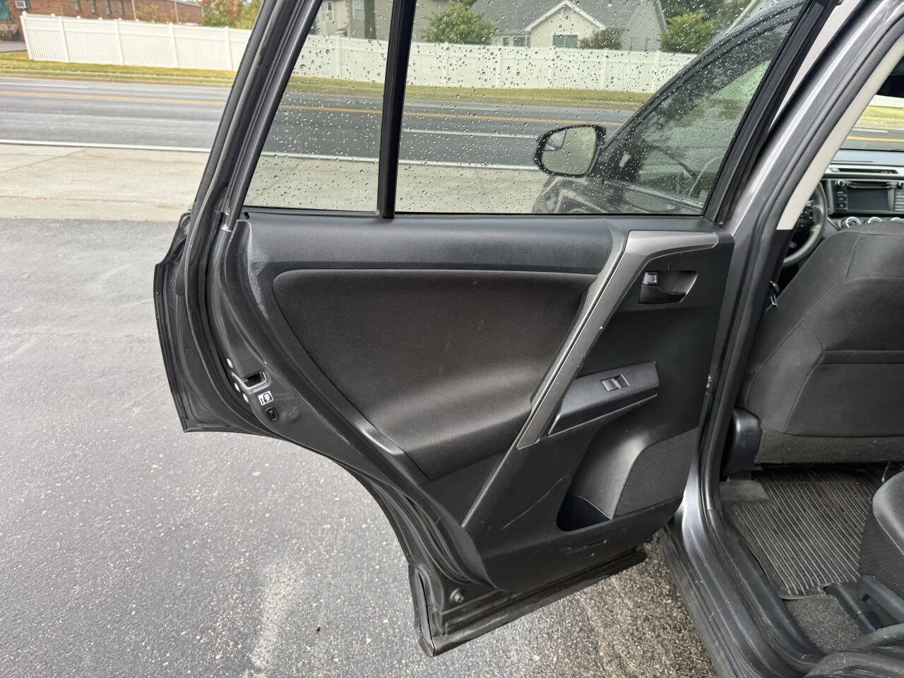 Used 2017 Toyota RAV4 LE AWD/4WD image 15