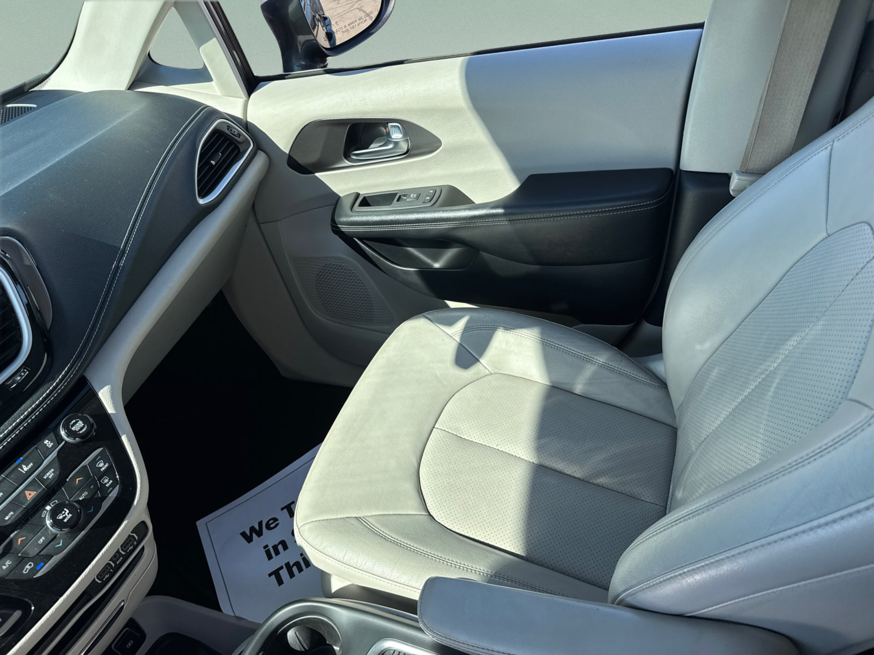 Used 2021 Chrysler Pacifica Touring-L FWD image 17