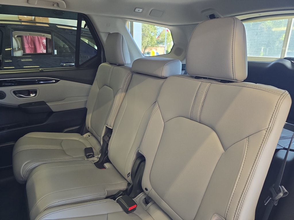 Used 2025 Honda Pilot Touring image 16