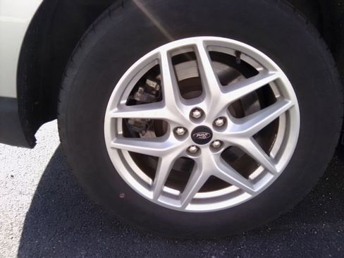 Used 2024 Ford Edge SEL image 3