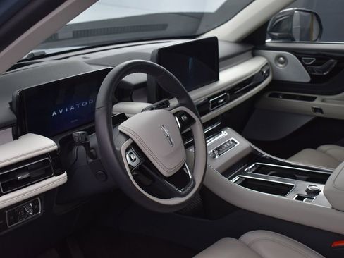 Certified 2025 Lincoln Aviator Reserve w/ Equipment Group 201A image 8