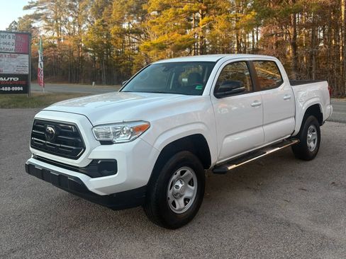 Used 2018 Toyota Tacoma SR image 2