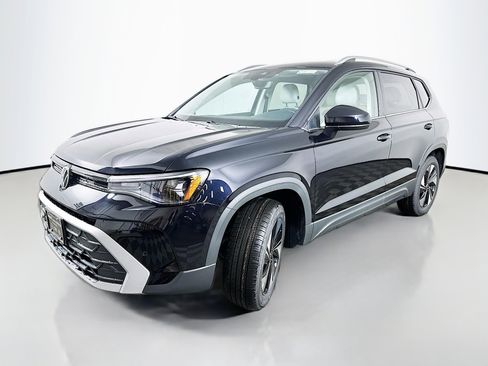 New 2025 Volkswagen Taos SE w/ Panoramic Sunroof Package image 3