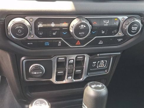 Used 2024 Jeep Wrangler Unlimited Sahara AWD/4WD image 15