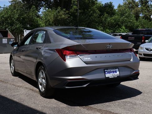 Used 2022 Hyundai Elantra SE FWD image 4