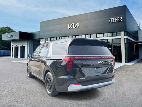 Used 2025 Kia Carnival FWD image 6