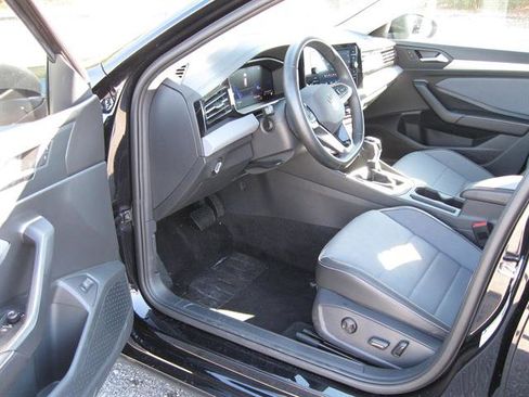 Used 2025 Volkswagen Jetta SE image 4