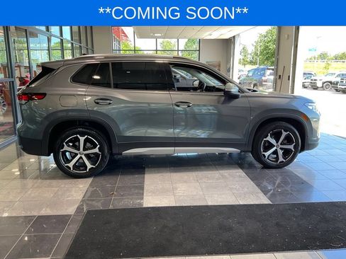 Used 2025 Volkswagen Tiguan SE FWD image 6