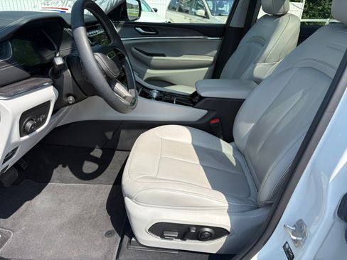 Used 2023 Jeep Grand Cherokee L Overland AWD/4WD image 3
