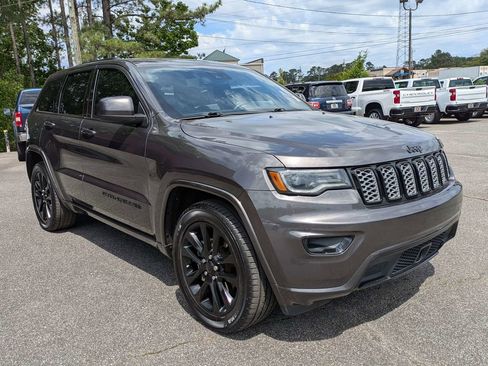 Used 2020 Jeep Grand Cherokee Altitude RWD image 2