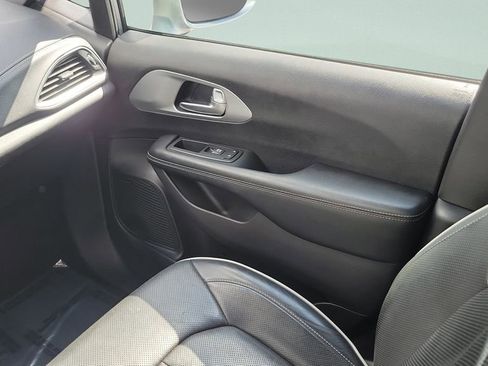 Used 2019 Chrysler Pacifica Limited w/ Advanced Safetytec Group FWD image 12