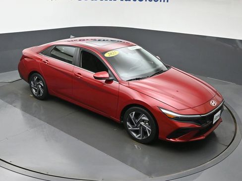 Used 2025 Hyundai Elantra SEL image 3