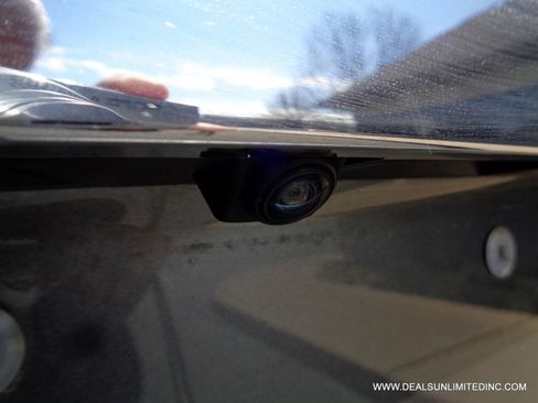 Used 2019 Nissan Pathfinder S image 16