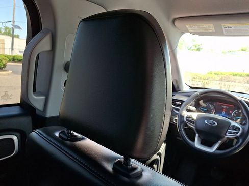 Used 2021 Ford Explorer XLT w/ Equipment Group 202A AWD/4WD image 14