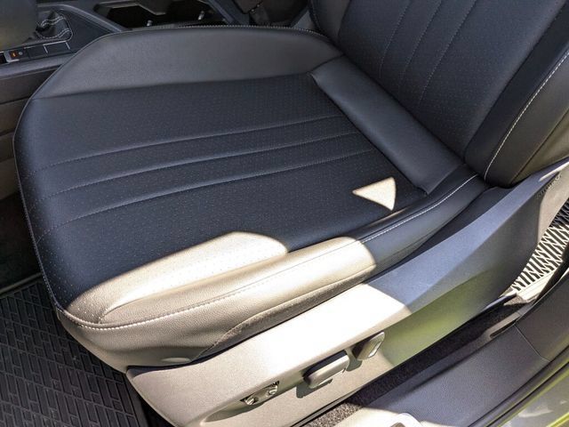 Used 2023 Volkswagen Tiguan SE R-Line FWD image 28