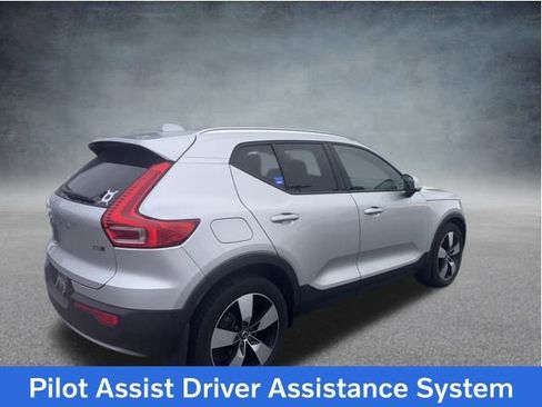 Used 2019 Volvo XC40 T5 Momentum image 11