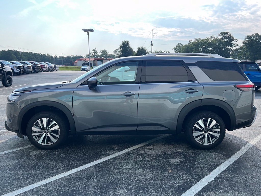 Used 2025 Nissan Pathfinder SL FWD image 25