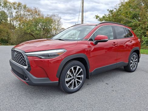 Certified 2022 Toyota Corolla Cross XLE image 3