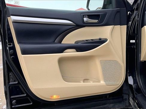 Used 2019 Toyota Highlander XLE image 22