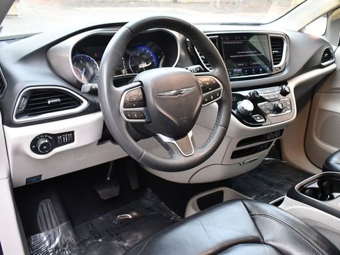 Used 2022 Chrysler Pacifica Touring-L image 21