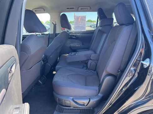 Used 2023 Toyota Highlander LE AWD/4WD image 9