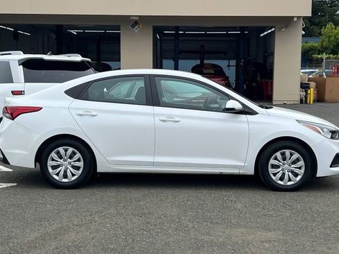 Used 2021 Hyundai Accent SE FWD image 3