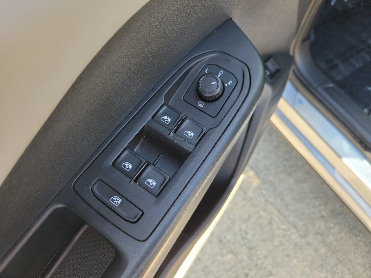 Used 2022 Volkswagen Taos SE FWD image 14