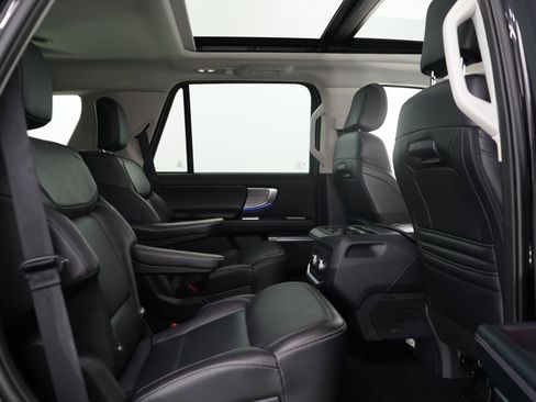 Used 2025 Ford Expedition Platinum AWD/4WD image 13