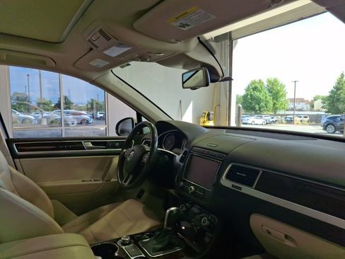 Used 2016 Volkswagen Touareg TDI AWD/4WD image 3