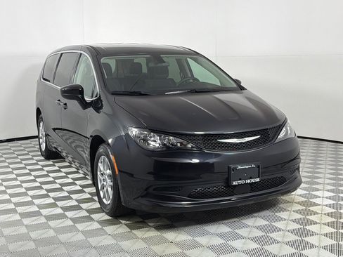 Used 2022 Chrysler Voyager LX FWD image 3