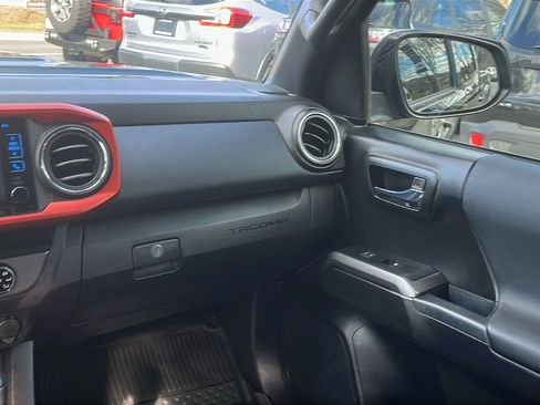 Used 2017 Toyota Tacoma TRD Sport image 24