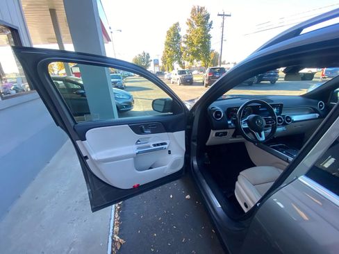 Used 2021 Mercedes-Benz GLB 250 4MATIC image 7