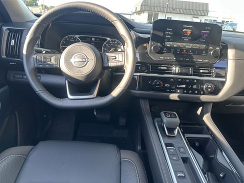 Used 2025 Nissan Pathfinder SL image 15