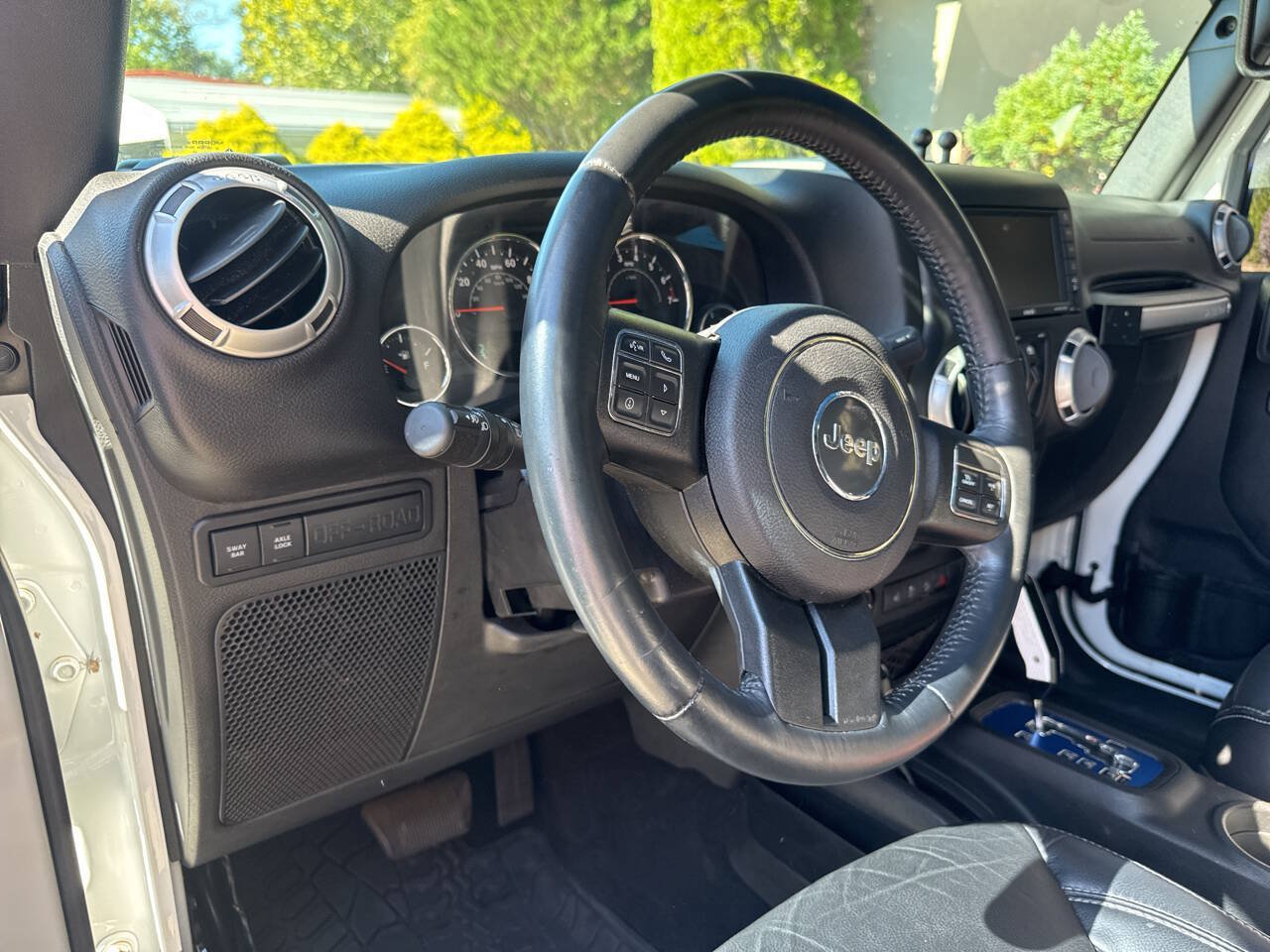 Used 2015 Jeep Wrangler Unlimited Rubicon w/ Connectivity Group AWD/4WD image 8